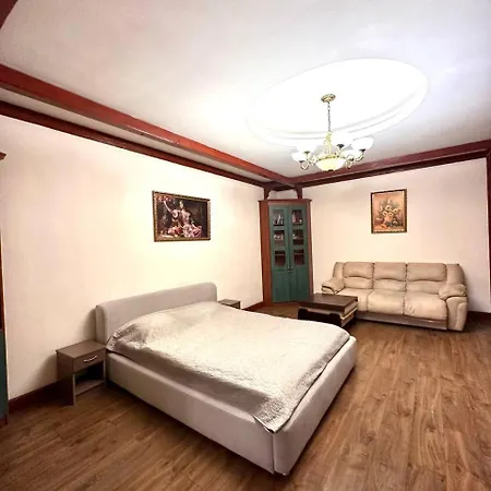 подобово в центрі на вулиці проспект свободи 7 *