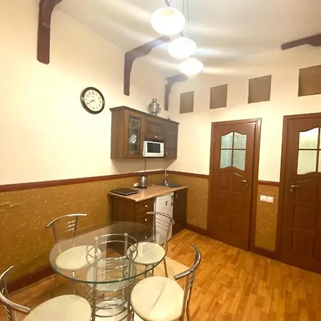 דירה подобово в центрі на вулиці проспект свободи 7 *