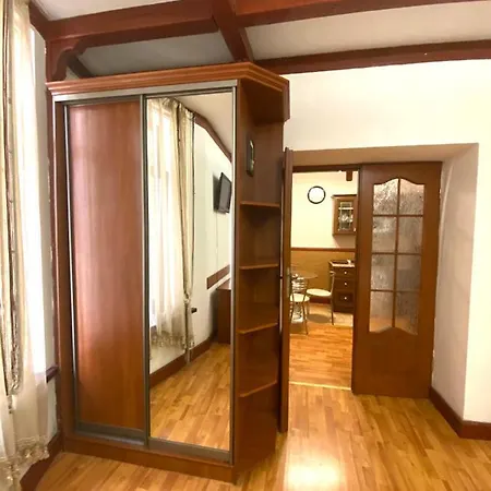подобово в центрі на вулиці проспект свободи 7 * Львов