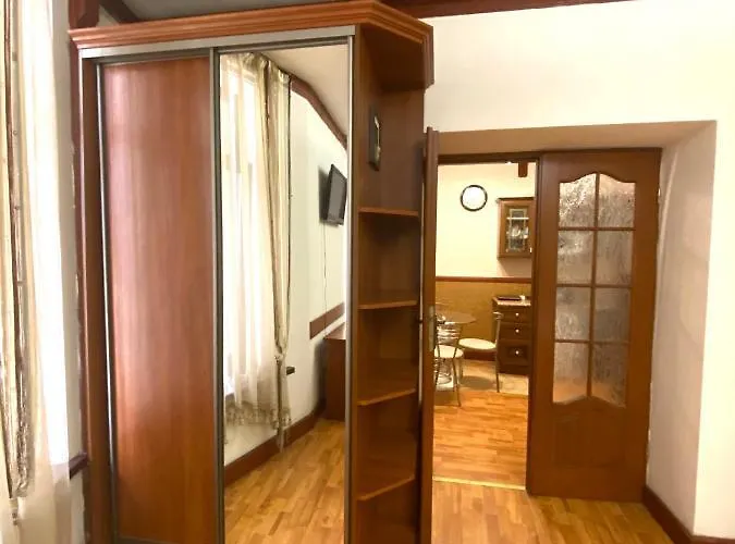 подобово в центрі на вулиці проспект свободи 7 * Львов